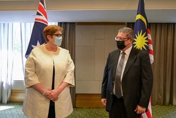 Ngoại trưởng Australia Marise Payne (trái) và người đồng cấp Malaysia Saifuddin Abdullah. (Nguồn: TTXVN)