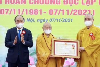 Chủ tịch nước Nguyễn Xuân Phúc trao tặng Huân chương Độc lập hạng Nhất cho Giáo hội Phật giáo Việt Nam. (Ảnh: Thống Nhất/TTXVN)