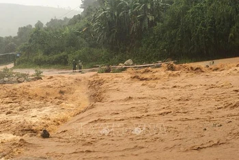 Các tỉnh, thành phố từ Thừa Thiên Huế đến Khánh Hòa chủ động ứng phó với mưa lớn, ngập lụt, lũ quét, sạt lở đất. (Ảnh: TTXVN)