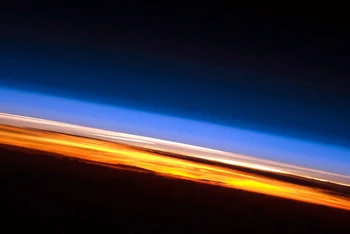Tầng đối lưu (màu cam) là tầng thấp nhất của khí quyển Trái đất và là nơi xảy ra gần như mọi hiện tượng thời tiết. Trong 40 năm qua, ranh giới giữa tầng đối lưu và tầng bình lưu lân cận (màu hồng) đã tăng lên do biến đổi khí hậu. Ảnh: NASA.