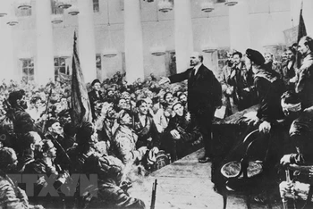 Đêm 7/11/1917, Đại hội các Xô-viết được triệu tập, thành lập Chính quyền Xô-viết do V.I.Lenin đứng đầu. (Ảnh: Tư liệu TTXVN).