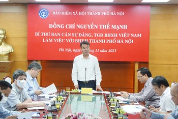 Tổng Giám đốc Bảo hiểm xã hội Việt Nam Nguyễn Thế Mạnh làm việc với Bảo hiểm xã hội Hà Nội. (Ảnh: Tâm Trung)
