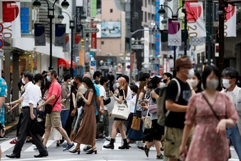 Người dân đi bộ trong khu vực mua sắm Shibuya tại Tokyo, ngày 7/8. (Ảnh: Reuters)