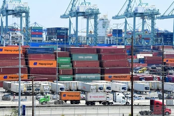 Bốc dỡ container hàng hóa tại cảng Long Beach, California, Mỹ. (Ảnh: TTXVN)