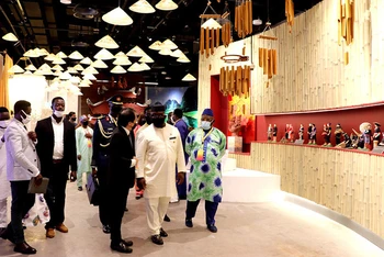 Tổng thống Sierra Leone Julius Maada Bio thăm Nhà Triển lãm Việt Nam. (Ảnh: Vietnam EXPO 2020 Dubai)