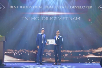 Đại diện TNI Holdings Vietnam vinh dự lên nhận giải thưởng.