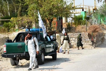 Lực lượng Taliban điều tra tại hiện trường vụ nổ bom ở thành phố Jalalabad, tỉnh Nangarhar, miền Đông Afghanistan. (Ảnh: TTXVN)