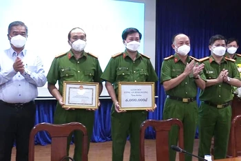Lãnh đạo Công an tỉnh Bình Dương và lãnh đạo UBND thị xã Tân Uyên trao thưởng và Giấy khen cho Ban chuyên án.
