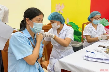 Tiêm vaccine phòng Covid-19 cho công nhân Khu công nghiệp Thụy Vân, thành phố Việt Trì.
