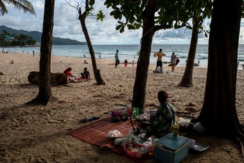 Bãi biển Phuket đón du khách quốc tế trở lại (Ảnh: REUTERS)