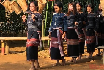Đồng bào dân tộc trình diễn dân vũ tại Làng Văn hóa - Du lịch các dân tộc Việt Nam.