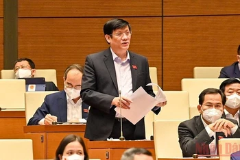 Bộ trưởng Y tế Nguyễn Thanh Long giải trình, làm rõ một số vấn đề đại biểu Quốc hội nêu sau phiên thảo luận tại hội trường ngày 8/11. (Ảnh: LINH NGUYÊN)