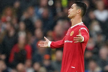 Ronaldo thất vọng trong trận thua bạc nhược trước Man City. (Ảnh: Getty Images)