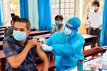 Người dân tiêm vaccine phòng Covid-19 tại xã Mỹ Đông, huyện Tháp Mười, Đồng Tháp. (Ảnh: HỮU NGHĨA)