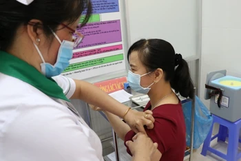 Tỉnh Bến Tre tăng cường tiêm vaccine phòng Covid-19 cho người dân.