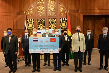 Đại sứ Phan Chí Thành tiếp nhận lô hàng vật tư y tế từ ông Sanan Angubolkul, Chủ tịch Hội Hữu nghị Thái Lan-Việt Nam.