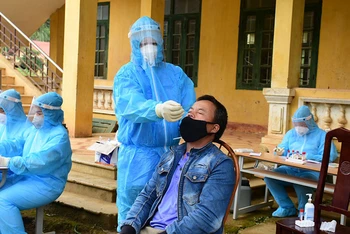 Tập trung xét nghiệm truy vết dịch tại huyện Na Hang, Tuyên Quang.
