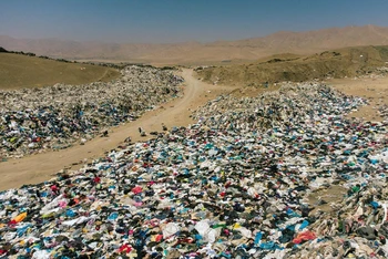 Bãi rác quần áo khổng lồ trên sa mạc. (Ảnh: AFP/TTXVN)