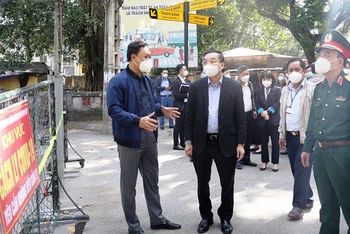Chủ tịch UBND thành phố Hà Nội kiểm tra công tác phòng, chống dịch Covid-19 tại xã Ninh Hiệp, huyện Gia Lâm. (Ảnh: VIẾT THÀNH)