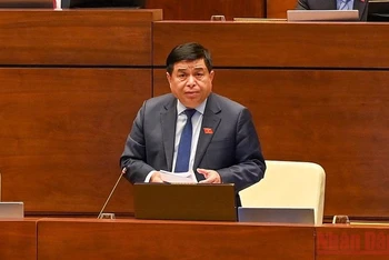 Bộ trưởng Kế hoạch và Đầu tư Nguyễn Chí Dũng phát biểu giải trình sau phiên thảo luận ngày 9/11. (Ảnh: LINH NGUYÊN)