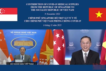 Lễ bàn giao tượng trưng vật tư, y tế phòng, chống Covid-19 của Singapore hỗ trợ Việt Nam. (Ảnh: Bộ Ngoại giao)
