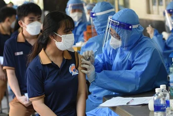 Học sinh trường Bùi Thị Xuân ở TP Biên Hòa, tỉnh Đồng Nai được tiêm vaccine phòng Covid-19. (Ảnh: TTXVN)