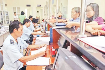 Các doanh nghiệp làm thủ tục khai thuế tại Hải quan Thành phố Hồ Chí Minh. (Ảnh: Quang Quý)
