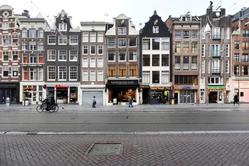 Đương phố ở Amsterdam vắng lặng trong đợt phong tỏa phòng dịch giữa tháng 12/2020. (Ảnh: Reuters)
