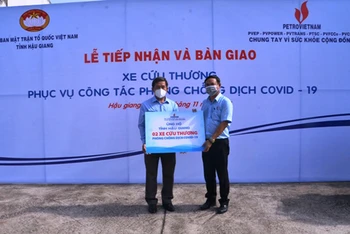 Đại diện Tập đoàn Dầu khí Việt Nam trao bảng tượng trưng cho tỉnh Hậu Giang.