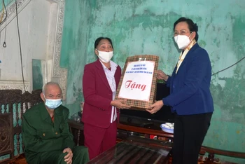 Đồng chí Lê Thị Thủy, Bí thư Tỉnh ủy Hà Nam thăm và tặng quà gia đình chính sách tại thành phố Phủ Lý.