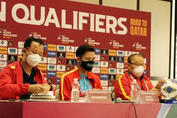 Huấn luyện viên Park Hang-seo cùng đội trưởng Quế Ngọc Hải trả lời báo chí. (Ảnh: VFF)