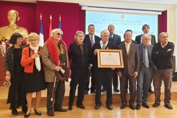 Lễ trao Huân chương Hữu nghị của Chủ tịch nước Cộng hòa xã hội chủ nghĩa Việt Nam tặng ông Alain Dussarps, Phó Chủ tịch Hội Hữu nghị Pháp - Việt Nam.