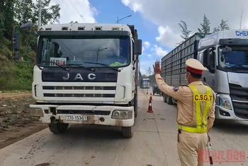 Cảnh sát giao thông Công an tỉnh Quảng Ngãi quyết liệt xử lý xe quá tải hoạt động ở Dung Quất.