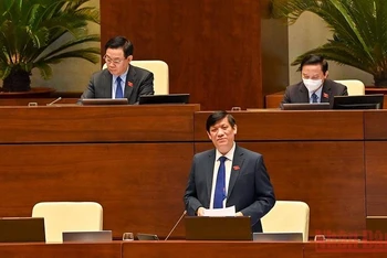 Bộ trưởng Y tế Nguyễn Thanh Long là tư lệnh ngành đầu tiên đăng đàn trả lời chất vấn sáng 10/11. (Ảnh: LINH NGUYÊN)