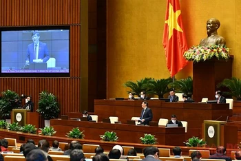 Bộ trưởng Y tế Nguyễn Thanh Long trong phiên trả lời chất vấn của Quốc hội sáng 10/11. (Ảnh: LINH NGUYÊN)