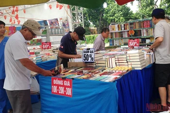 Bạn đọc tìm mua sách tại Hội chợ sách.