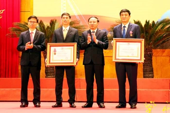 Tập thể Trường Quản trị kinh doanh Vinacomin và ông Phạm Văn Minh, Giám đốc Công ty cổ phần than Vàng Danh được trao tặng Huân chương Lao động hạng Ba.
