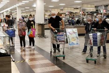 Người dân mua hàng hóa tại trung tâm mua sắm Rhein Center ở Weil am Rhein, Đức. (Ảnh: Reuters)