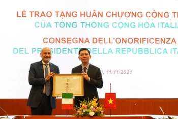 Ngài Amb. Antonio Alessandro, Đại sứ đặc mệnh toàn quyền nước Cộng hòa Italia tại Việt Nam trao tặng Huân chương Công trạng, hạng Hiệp sĩ cho PGS, TS Bùi Nhật Quang, Chủ tịch Viện Hàn lâm khoa học xã hội Việt Nam.