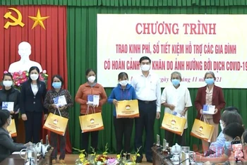 Trao sổ tiết kiệm cho gia đình có hoàn cảnh khó khăn do ảnh hưởng của dịch Covid-19 tại Bình Định.