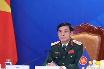 Đại tướng Phan Văn Giang, Bộ trưởng Quốc phòng Việt Nam, dự Hội nghị hẹp Bộ trưởng Quốc phòng các nước ASEAN theo hình thức trực tuyến. (Ảnh: TTXVN)