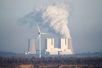 Hơi nước bốc lên từ nhà máy điện than Neurath, ở Grevenbroich, Đức, năm 2020. (Ảnh: Reuters)