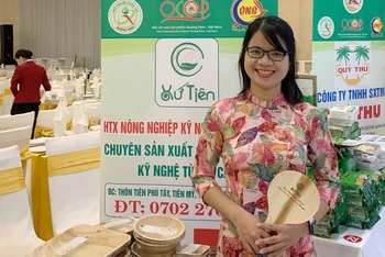 Chị Phan Vũ Hoài Vui khởi nghiệp bằng các sản phẩm làm từ mo cau.