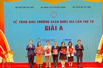 Đồng chí Nguyễn Trọng Nghĩa và đồng chí Vũ Đức Đam trao 2 giải A của Giải thưởng Sách Quốc gia năm 2021.