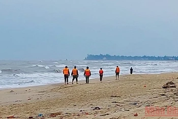 Bộ đội Biên phòng Quảng Bình tìm kiếm ngư dân mất tích dọc bờ biển.