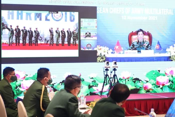 Các đại biểu tham dự Hội nghị Tư lệnh Lục quân các nước ASEAN lần thứ 22 tại điểm cầu Hà Nội. (Ảnh Trọng Đức)