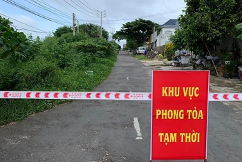 Lực lượng chức năng phong tỏa khu vực có ca mắc Covid-19 đầu tiên trên đảo tại thôn Triều Dương, xã Tam Thanh, huyện Phú Quý (Bình Thuận).