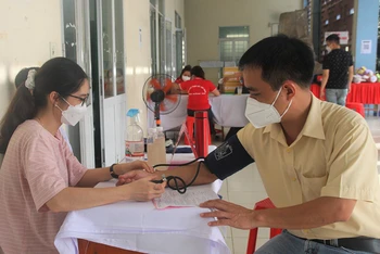 Anh Trần Thanh Vũ được khám sàng lọc trước khi hiến máu tình nguyện.
