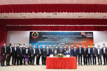 Lễ ký Biên bản ghi nhớ về Nghiên cứu chuyển đổi Chính phủ số giữa Bộ Công nghệ và Truyền thông Lào và Star Telecom với một công ty liên doanh của Việt Nam tại Lào. (Ảnh: Xuân Sơn)