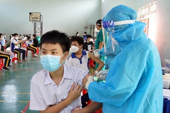 Tiêm vaccine cho học sinh THCS nhóm 12-14 tuổi tại thành phố Thủ Dầu Một, tỉnh Bình Dương. 